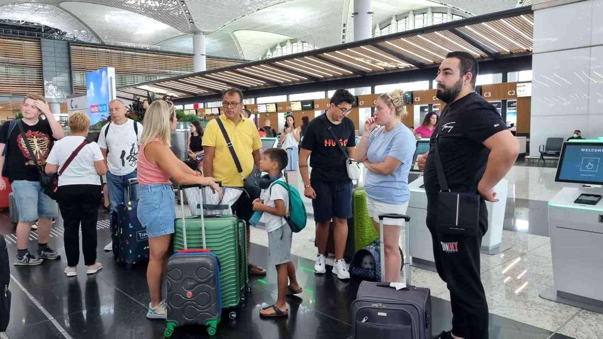 Air Montenegro\'nun İstanbul-Tivat seferi iptal edildi, yolcular protesto etti