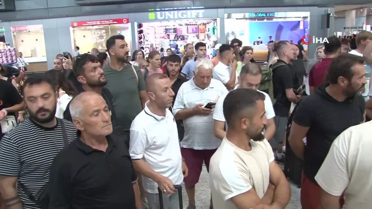 Seferleri iptal edilen Karadağ yolcuları İstanbul Havalimanı\'nda bekliyor