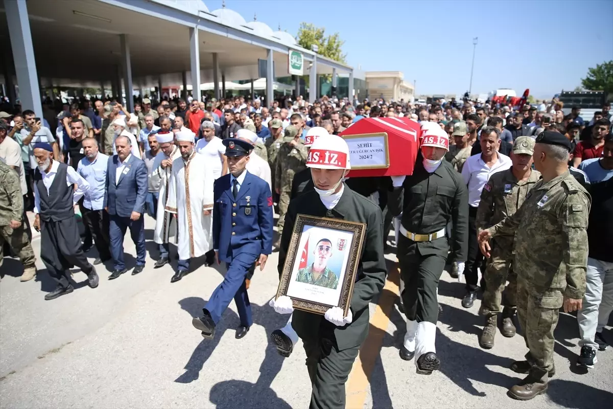 KKTC\'de trafik kazasında şehit olan Piyade Er Uğurcan Işık, Malatya\'da son yolculuğuna uğurlandı