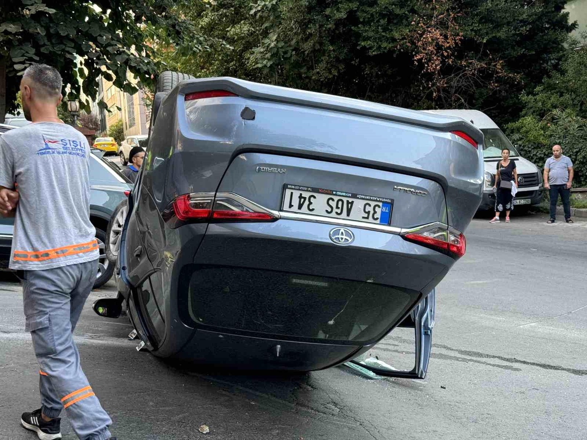 İstanbul Şişli\'de Kadın Sürücü Ters Yönden Yokuş Aşağı Takla Attı