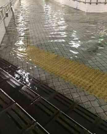 Tokyo'da şiddetli yağmurlardan dolayı metro istasyonlarını su bastı