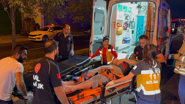 Ümraniye'de Hafif Ticari Araç ile Minibüs Çarpıştı: 8 Yaralı Ümraniye'de Hafif Ticari Araç ile Minibüs Çarpıştı: 8 Yaralı