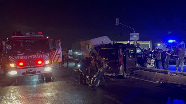 Ümraniye'de Hafif Ticari Araç ile Minibüs Çarpıştı: 8 Yaralı Ümraniye'de Hafif Ticari Araç ile Minibüs Çarpıştı: 8 Yaralı