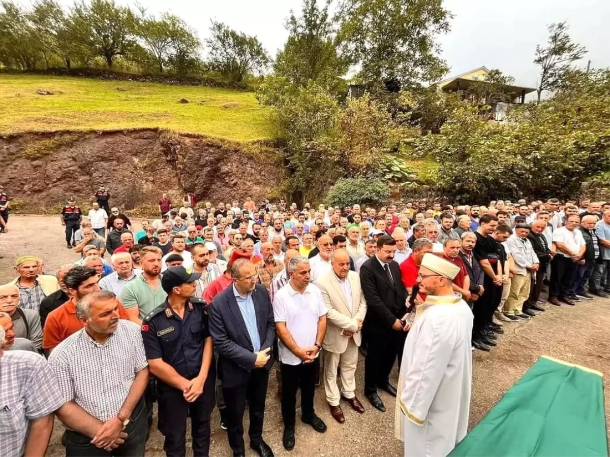 Trabzon\'da akrabaları tarafından bıçaklanarak öldürülen Kasım Altuntaş toprağa verildi