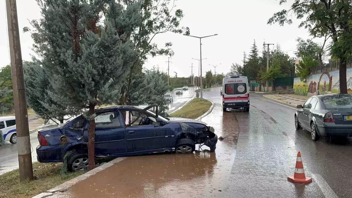 Aksaray\'da Kontrolden Çıkan Otomobilin Kaza Yaptığı Kazada 2 Kişi Yaralandı