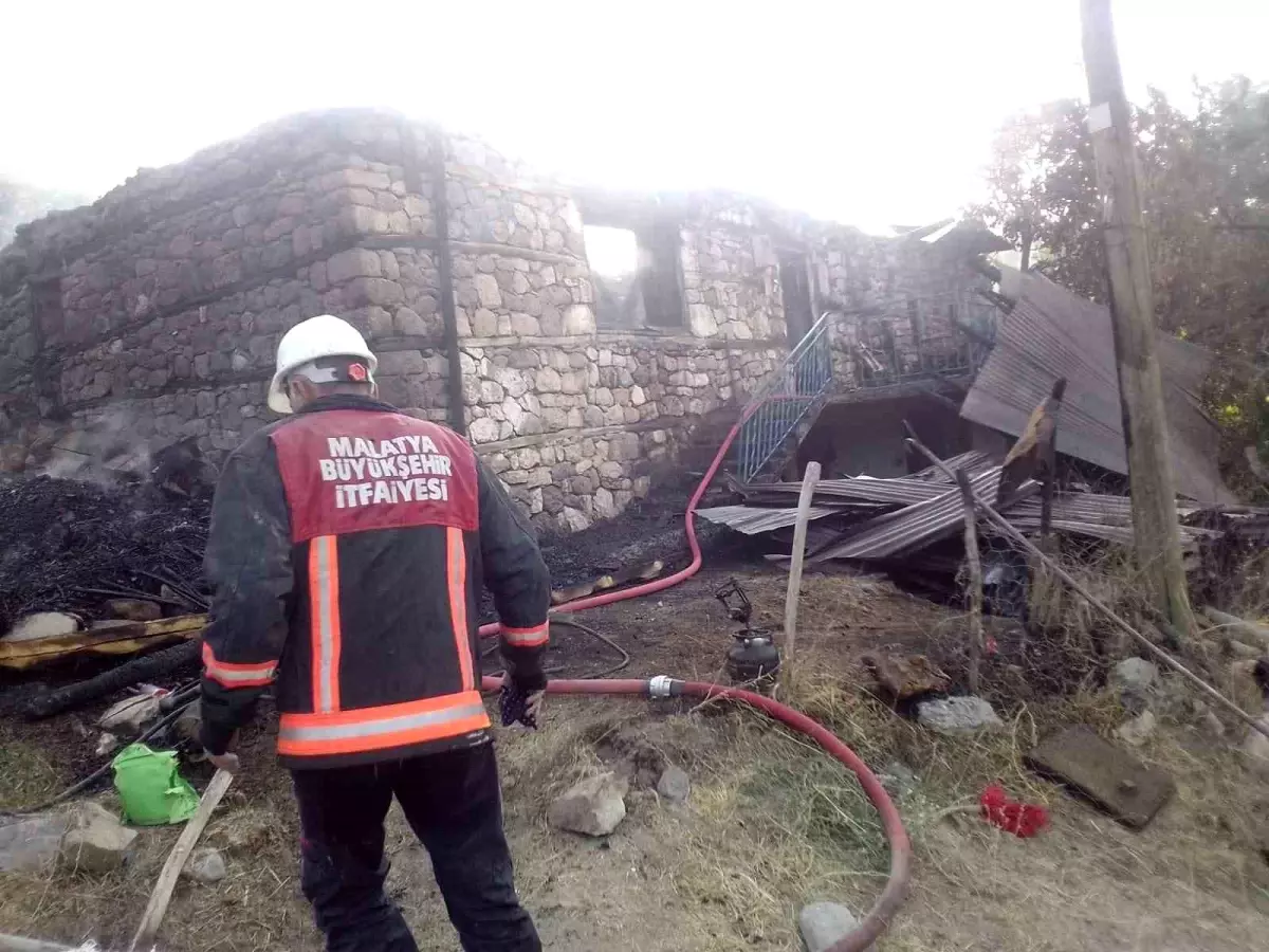 Malatya\'nın Arguvan ilçesinde ev yangında küle döndü