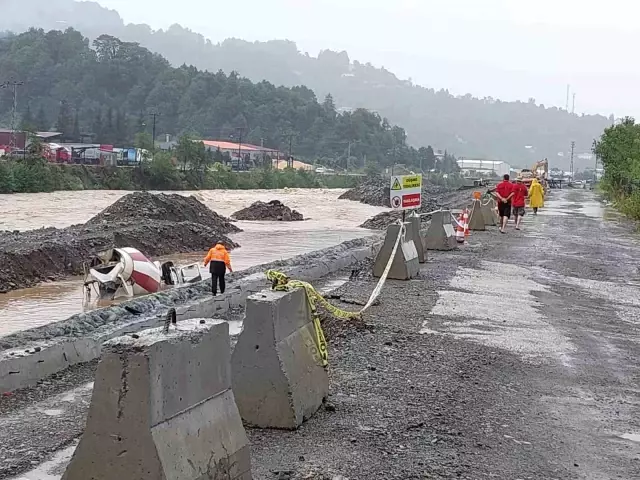 Aşırı yağışlar sonrası dere taştı, beton mikseri sürücüsü son anda kurtuldu