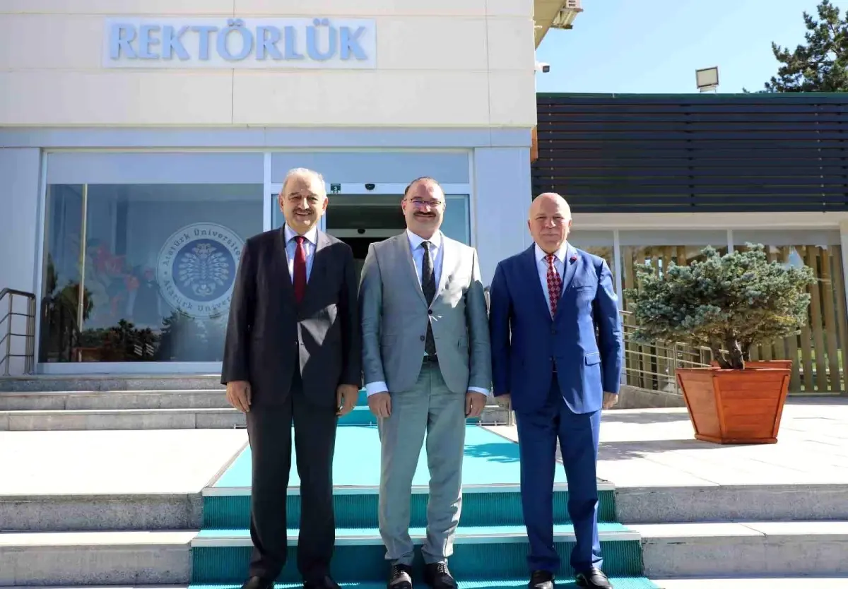 Erzurum Büyükşehir Belediye Başkanı Mehmet Sekmen ve Sayıştay Uzman Denetçi Mehmet Bedel, Atatürk Üniversitesi Rektörlüğüne yeni atanan Prof. Dr. Ahmet Hacımüftüoğlu\'nu ziyaret etti