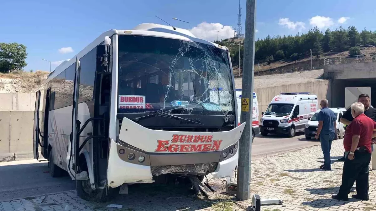 Burdur Otogarında Midibüs Kazası: 15 Kişi Yaralandı