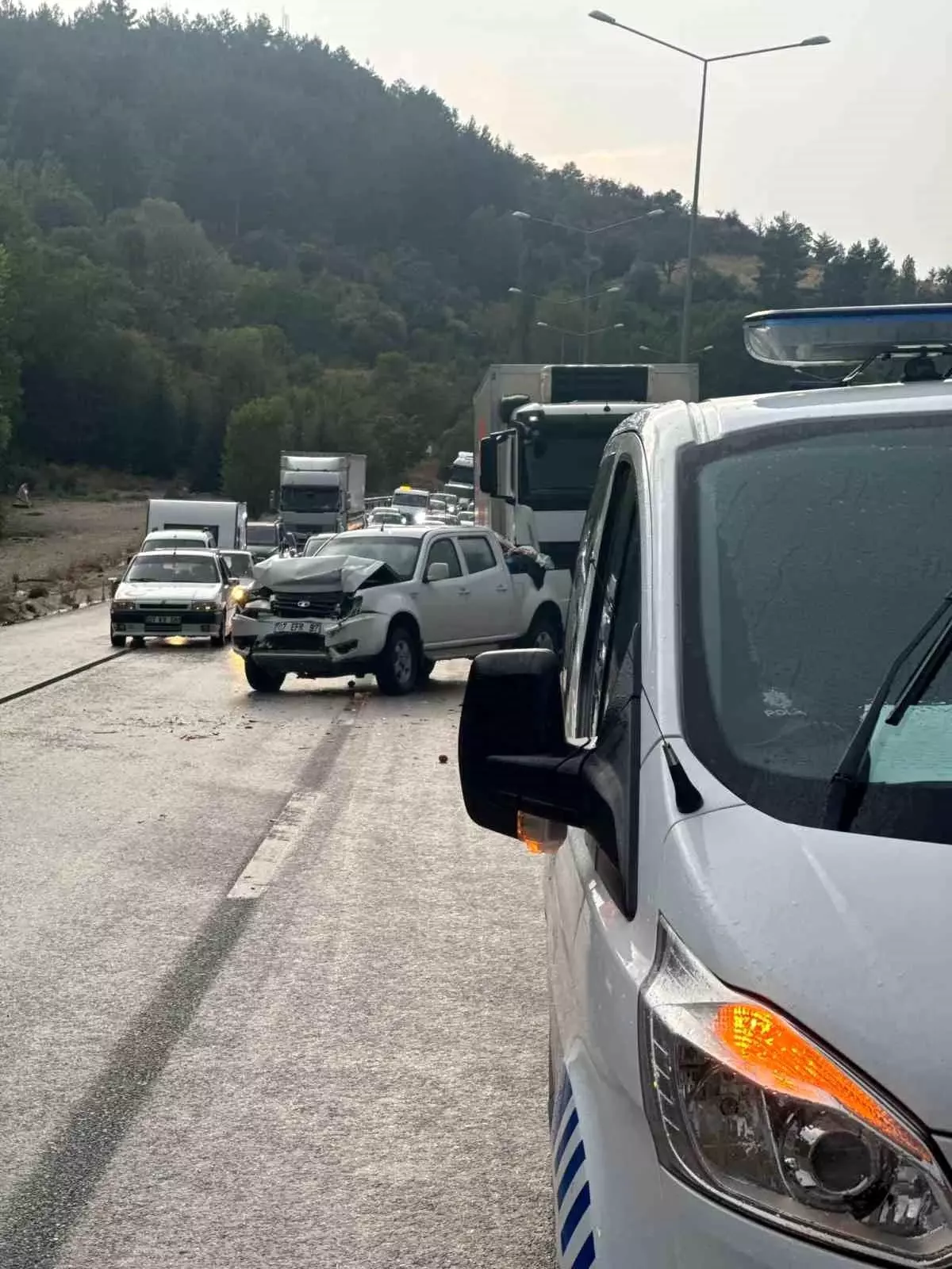 Burdur-Antalya Karayolunda Kaza: 4 Kişi Yaralandı