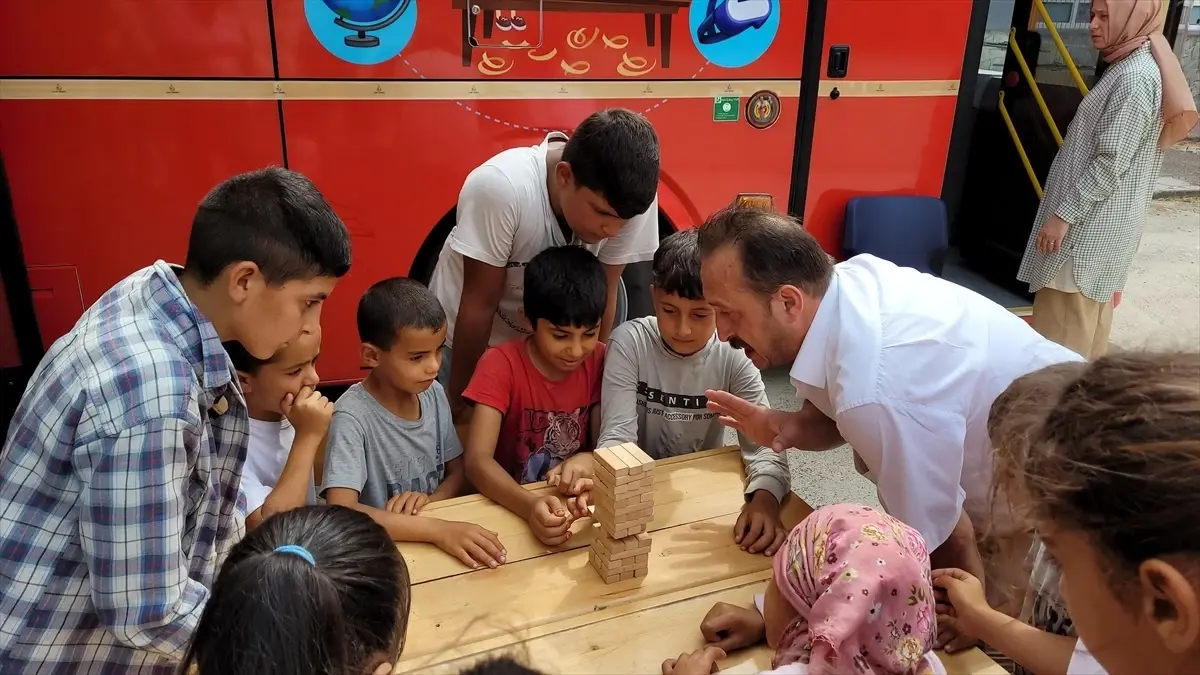 Samsun\'daki Gezici Kütüphane, mevsimlik tarım işçilerinin çocuklarının kitap ve oyunlara ulaşmasını sağlıyor