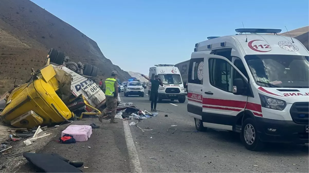 Erzincan\'da tır ile otomobilin çarpıştığı kazada 4 kişi öldü, 2 kişi yaralandı