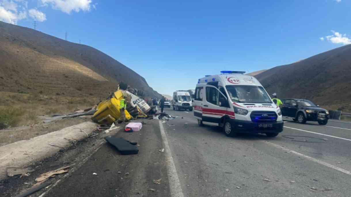 Erzincan'da tır ile otomobil çarpıştı: 4 ölü, 2 yaralı