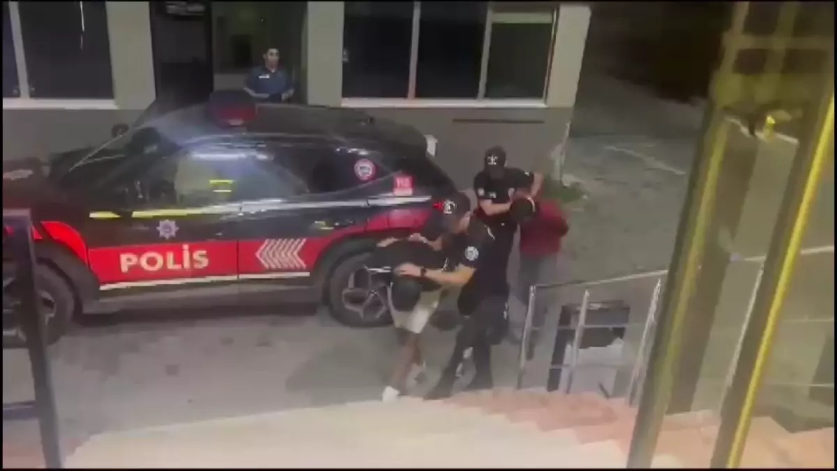 Esenyurt\'ta yapılan denetimde ruhsatsız tabanca ve uyuşturucu madde yakalandı
