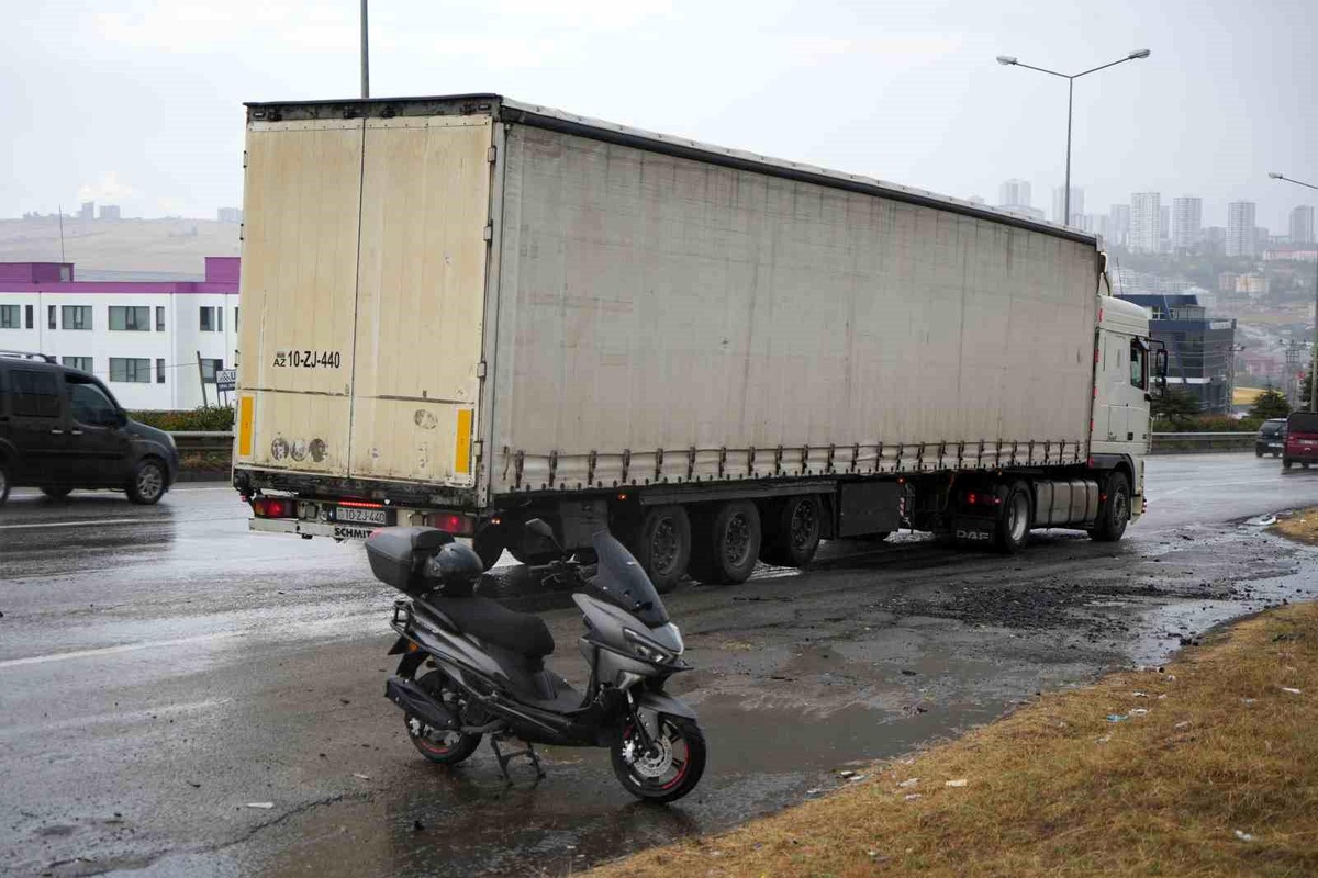 Samsun\'da Motosiklete Çarpan Tırın Sürücüsü Yaralandı