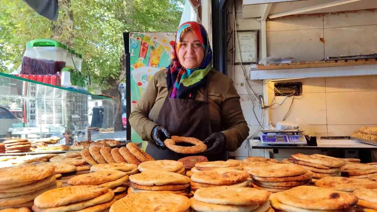 Kahramanmaraş\'ta Odun Ateşinde Çörek ve Simit Pişiren Hacer Usta