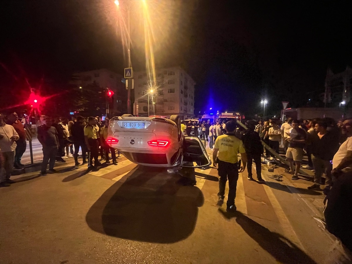 Bursa\'da Otomobil Direğe Çarptı: 3 Yaralı