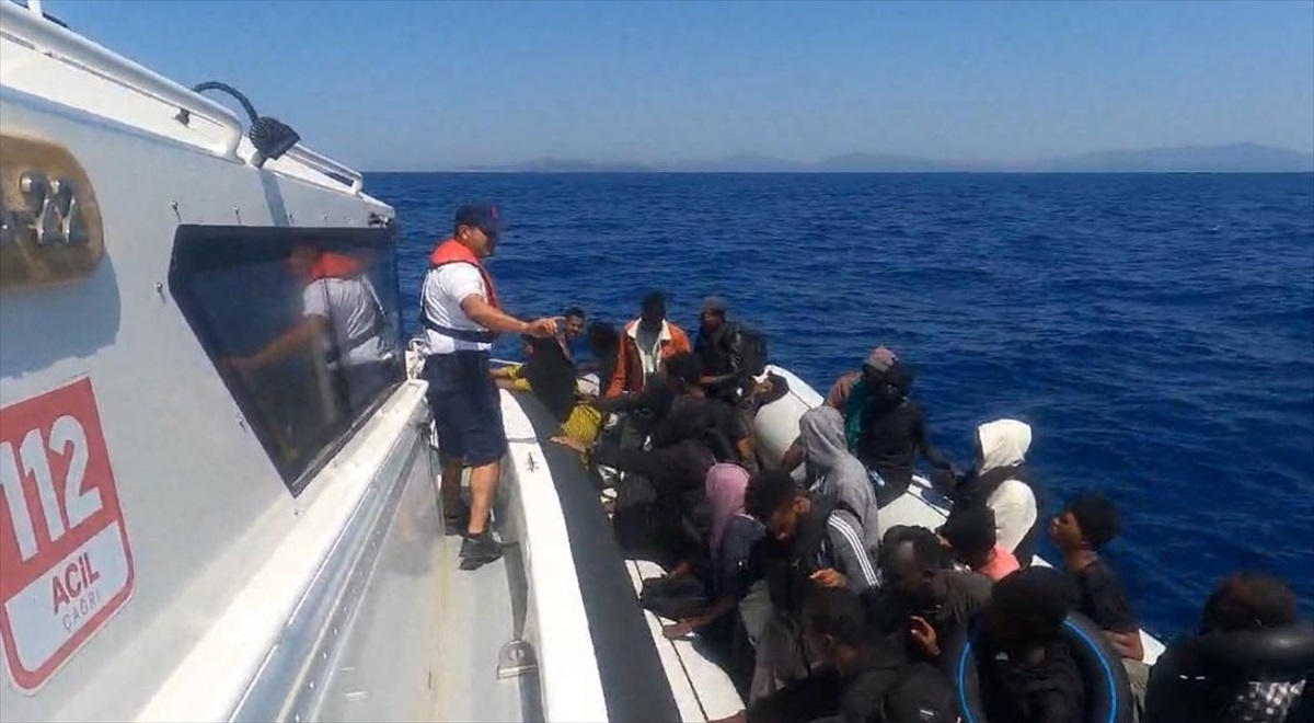 İzmir açıklarında 100 düzensiz göçmen kurtarıldı