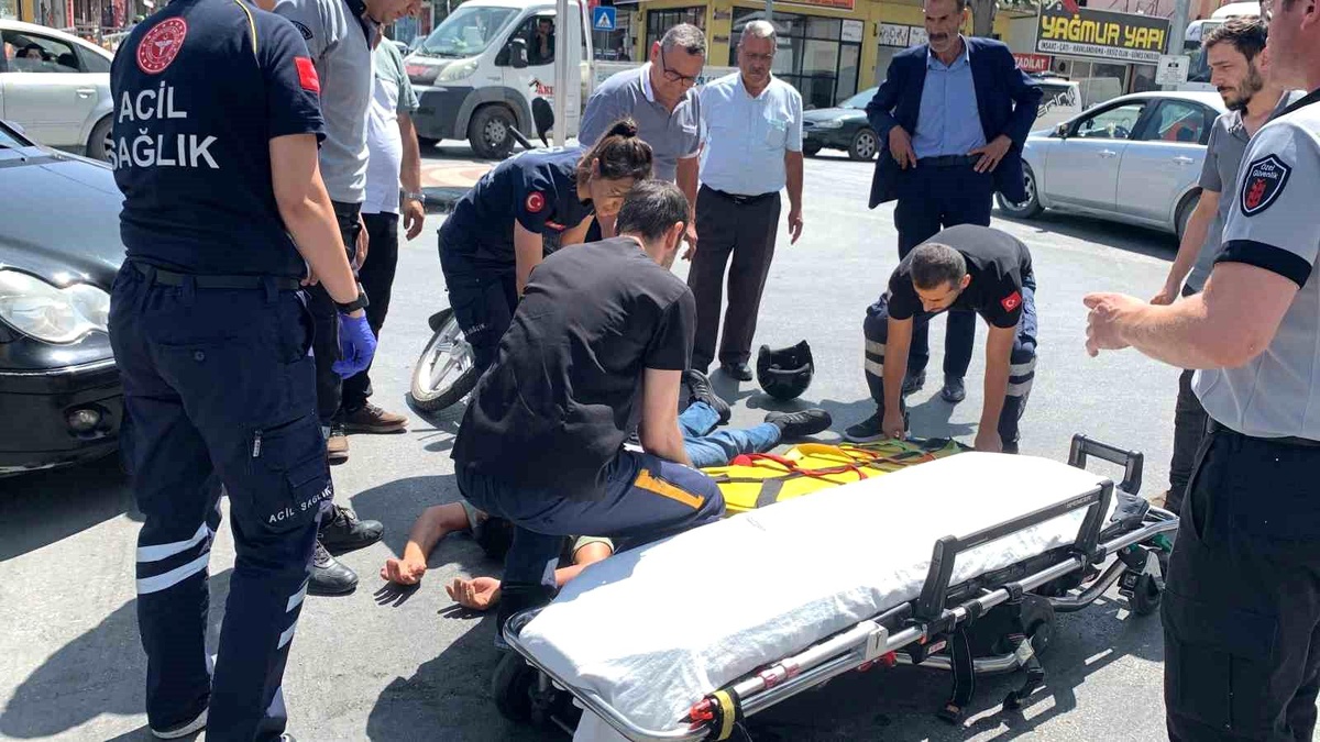 Karaman\'da otomobil ile çarpışan motosiklet sürücüsü yaralandı