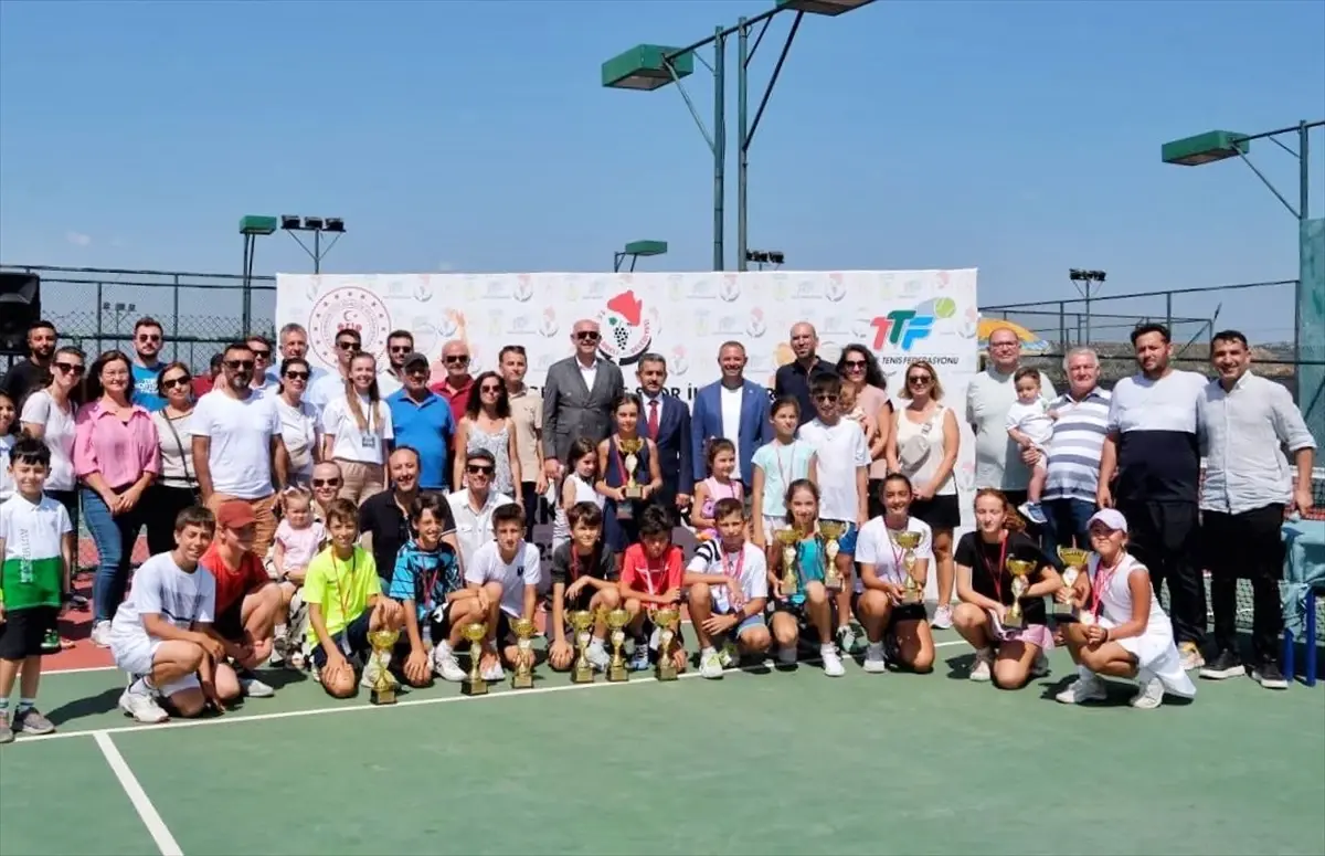 Kırklareli\'nde düzenlenen Türkiye Tenis Federasyonu 12 Yaş Yaz Kupası Türkiye Serisi-5 Şampiyonası sona erdi