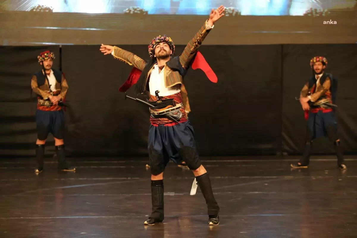 Karşıyaka Belediyesi Ücretsiz Halk Oyunları Kursu Düzenliyor