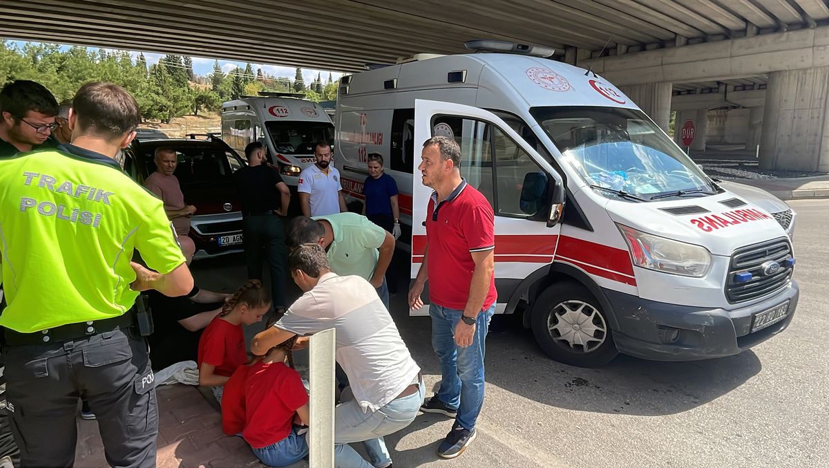 Keşan\'da minibüsle kamyonet çarpıştı, yaralanan kadının çocukları babaları tarafından sakinleştirildi