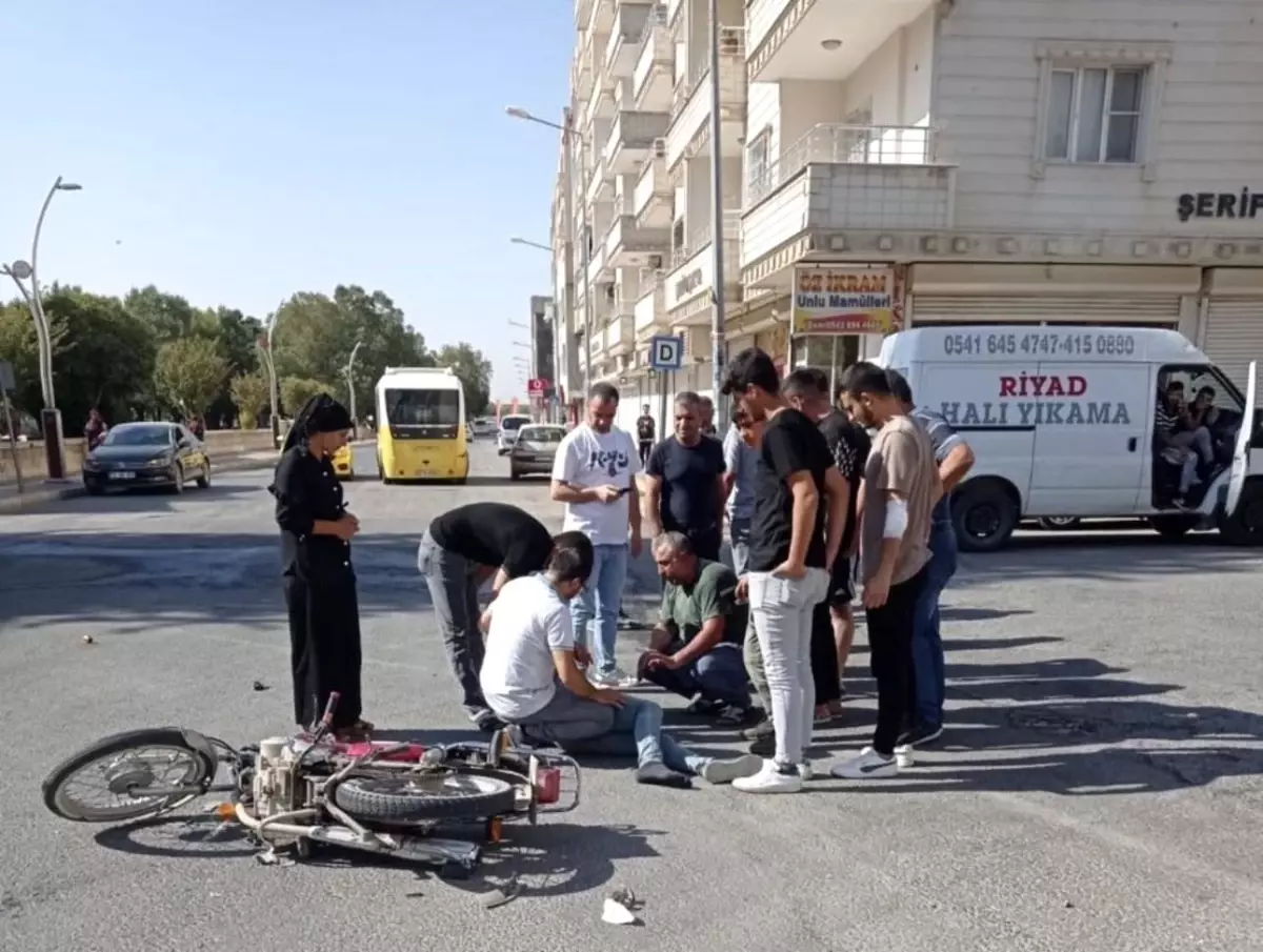 Mardin\'de motosiklet ile minibüs çarpıştı: 1 yaralı