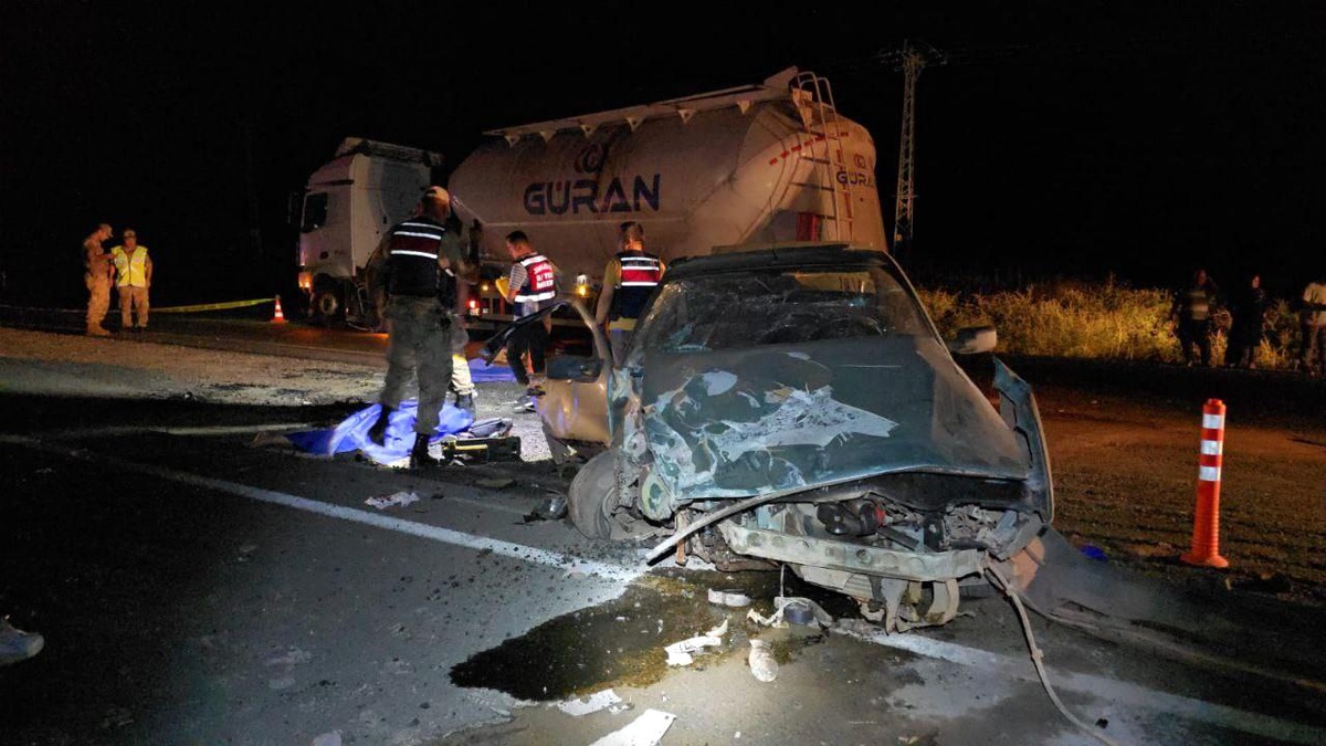 Gaziantep\'te otomobilin tıra çarptığı kazada bir kadın hayatını kaybetti