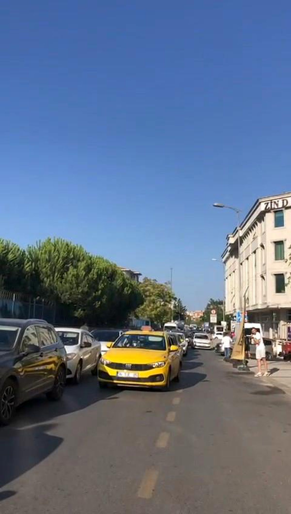 Sancaktepe\'de Motosikletli ile Araç Sürücüleri Arasında Ters Yönde İlerleme Tartışması