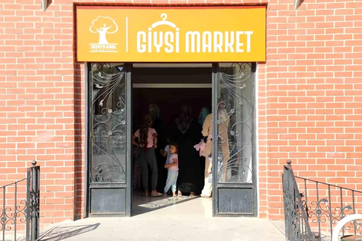 Şehitkamil Belediyesi Giysi Market Projesiyle İhtiyaç Sahibi Ailelere Yardım Yapıyor