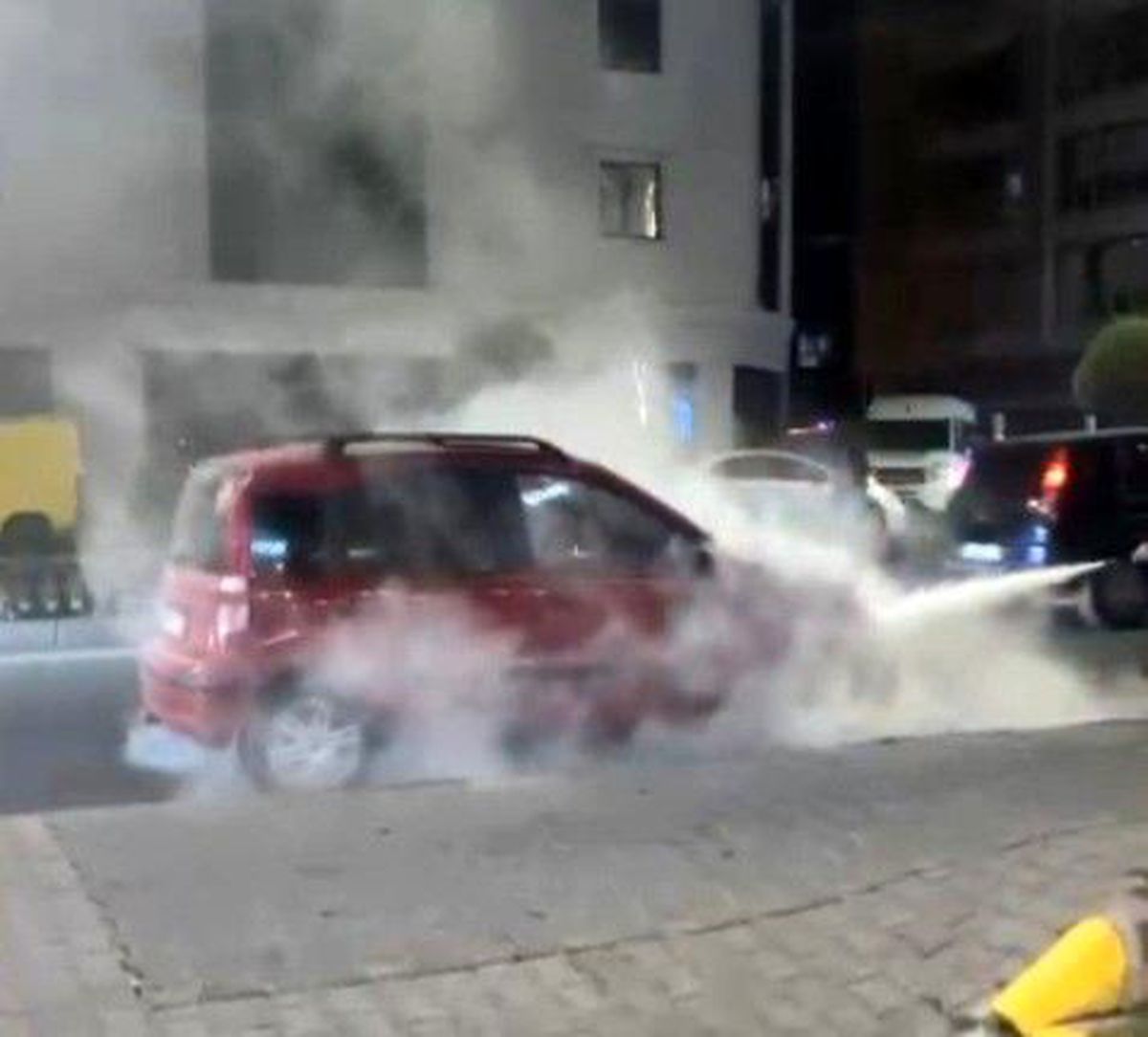 Bolu\'da Otomobil Alev Aldı, Vatandaşlar Yangını Söndürdü