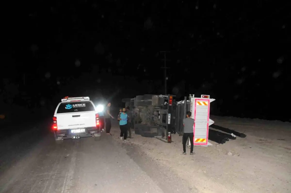 Şırnak\'ta demir yüklü kamyon devrildi, 1 kişi yaralandı