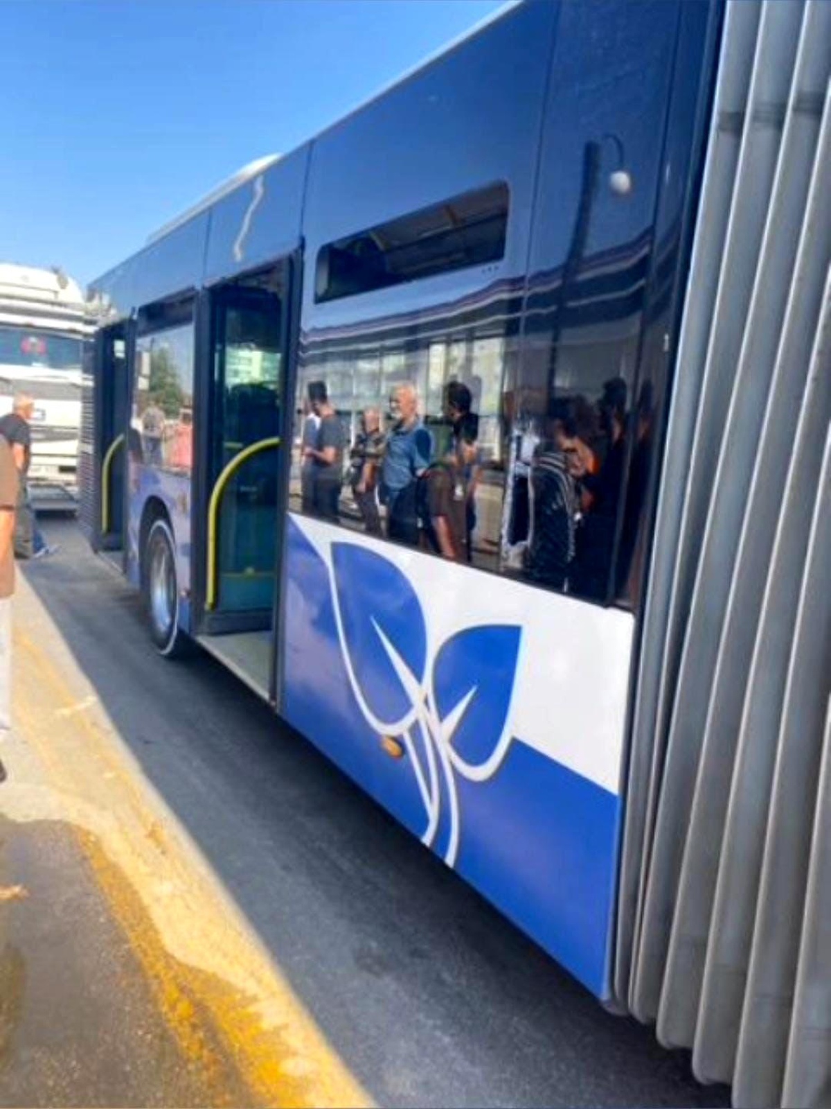 Ankara\'da Halk Otobüsü Kamyonun Kasasına Çarptı