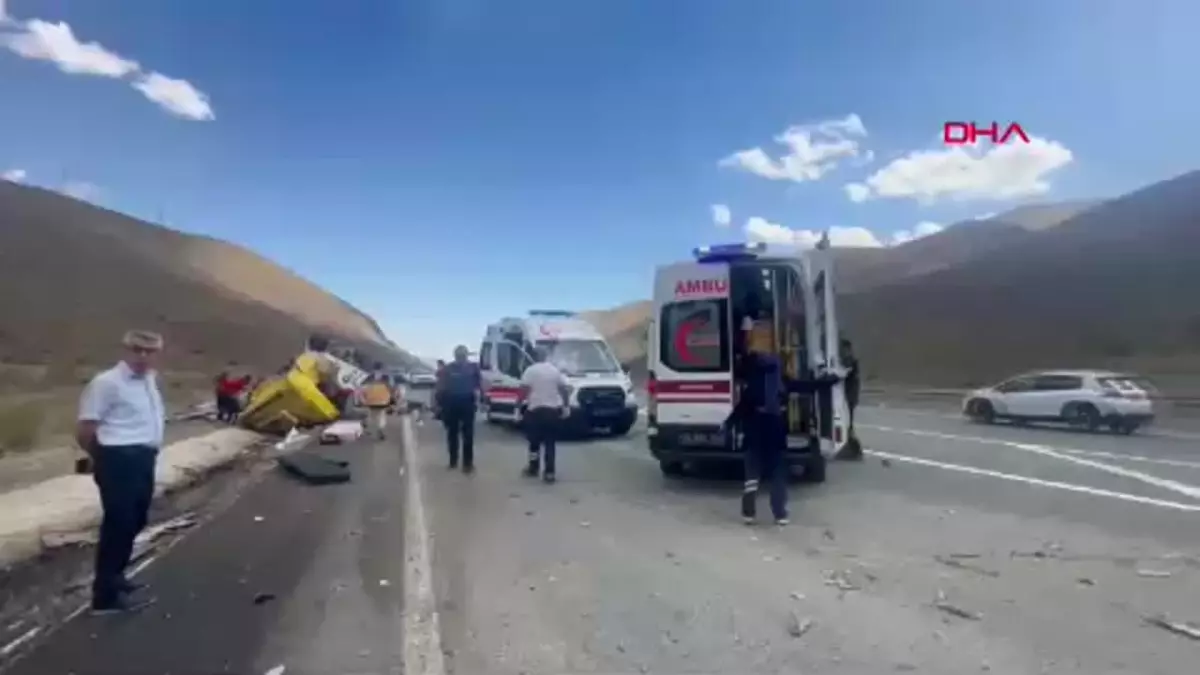 Erzincan\'da TIR ile taksinin çarpıştığı kazada 4 kişi hayatını kaybetti