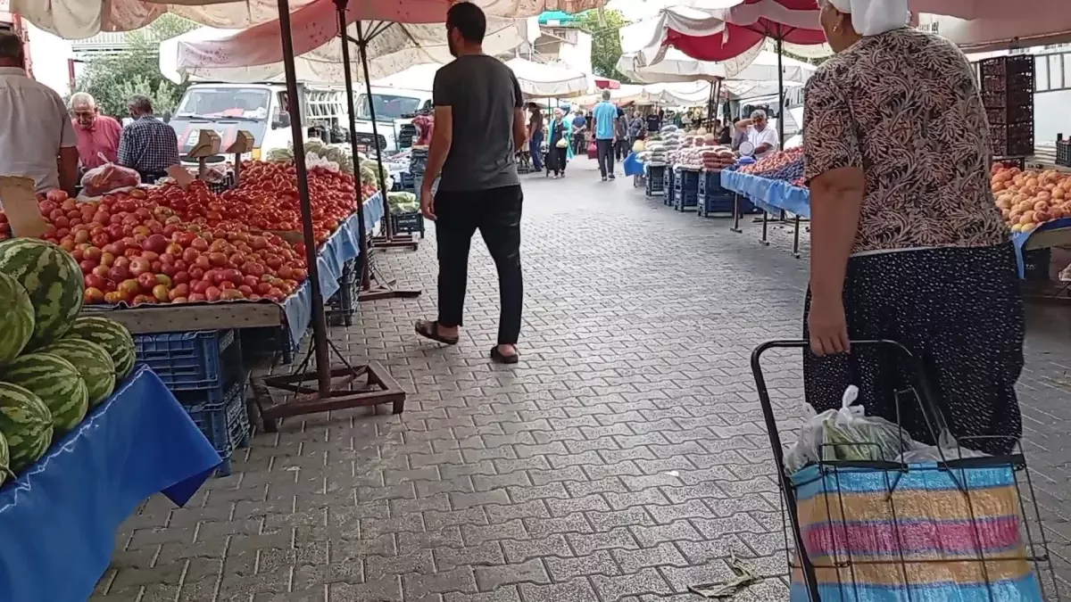 Çiftçilerin Ürünleri Tarlada Kalırken Pazarlarda Yüksek Fiyata Satılıyor