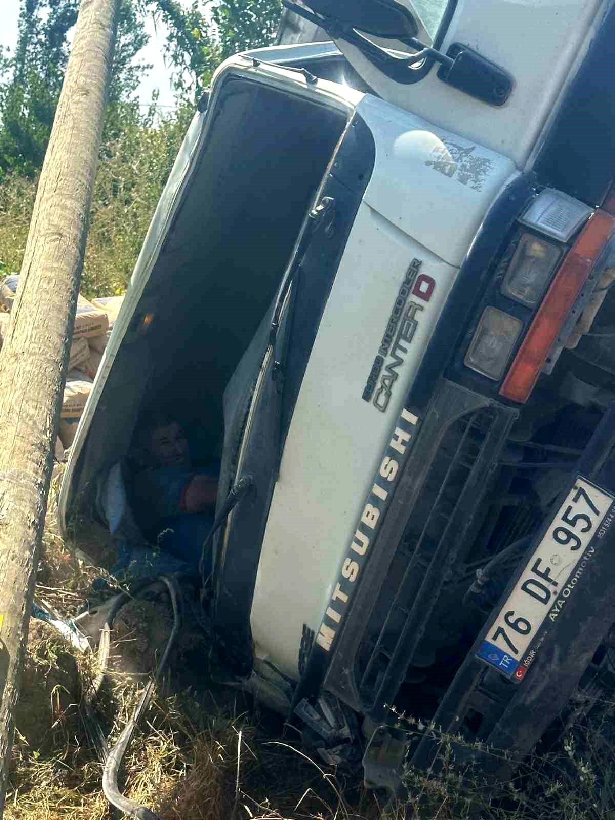 Iğdır\'da Kamyon Direğe Çarparak Devrildi