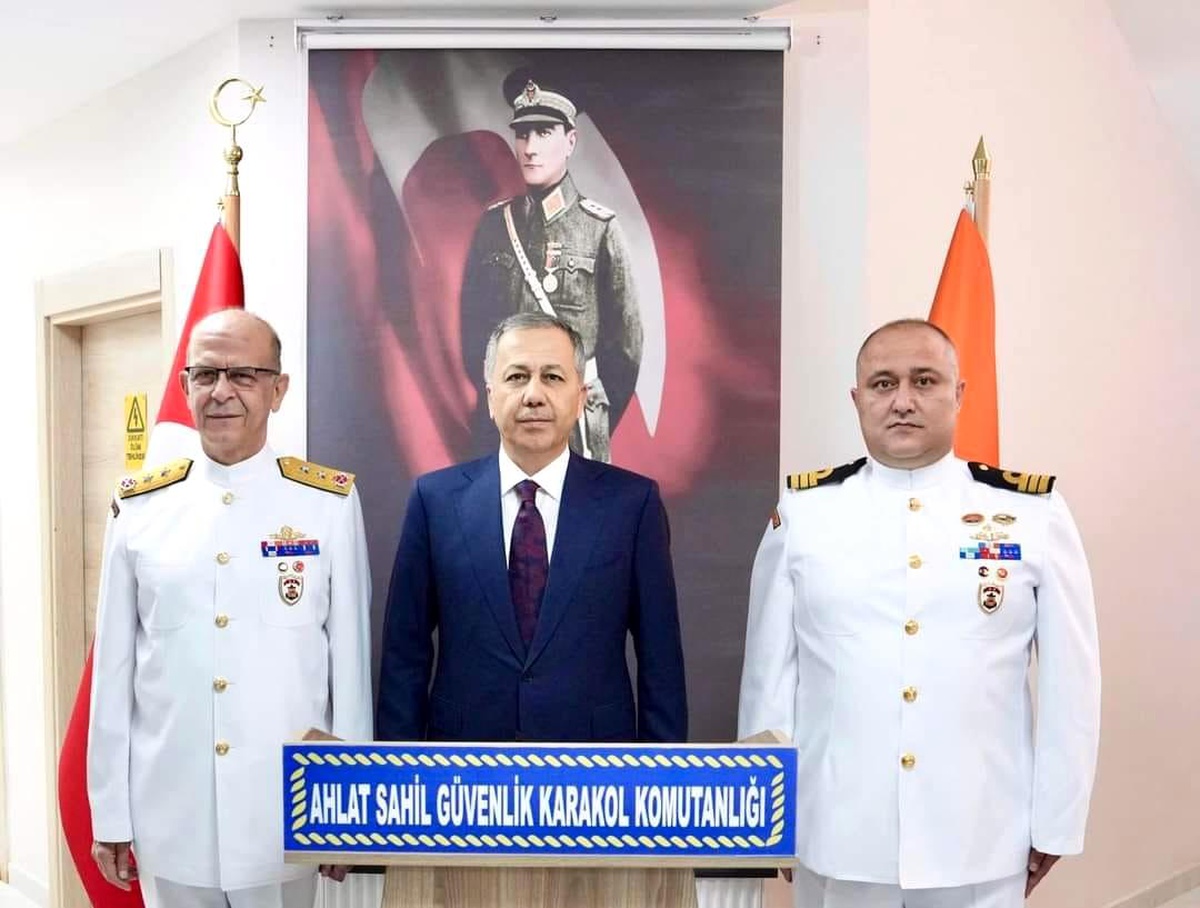 İçişleri Bakanı Ahlat\'ta Sahil Güvenlik Karakolunu Ziyaret Etti