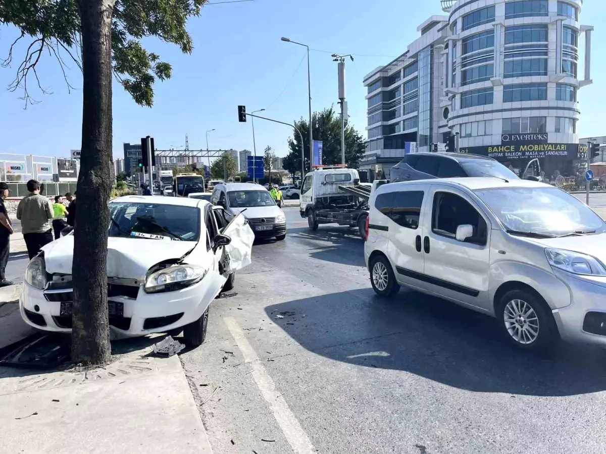 İstanbul Başakşehir\'de Kırmızı Işıkta Geçen Otomobil Kazası: 6 Aylık Hamile Kadın Ağır Yaralandı