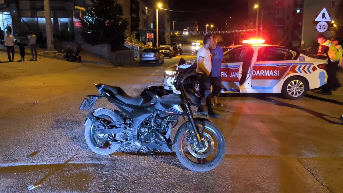 İnegöl\'de Motosiklet ile Hafif Ticari Araç Çarpıştı: 2 Yaralı