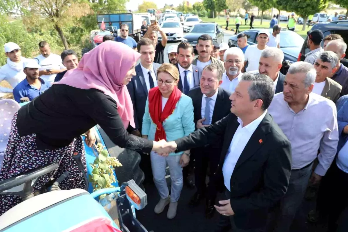 CHP Genel Başkanı Özgür Özel\'in önü çiftçiler tarafından kesildi