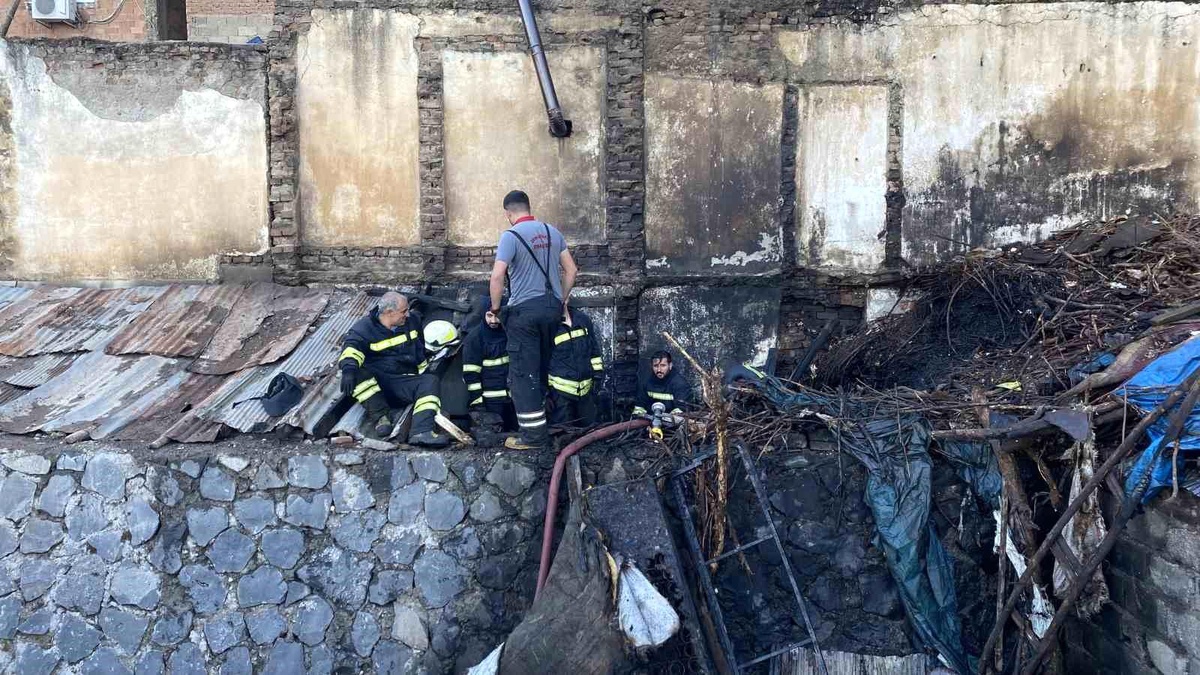 Diyarbakır\'da odun deposunda yangın çıktı