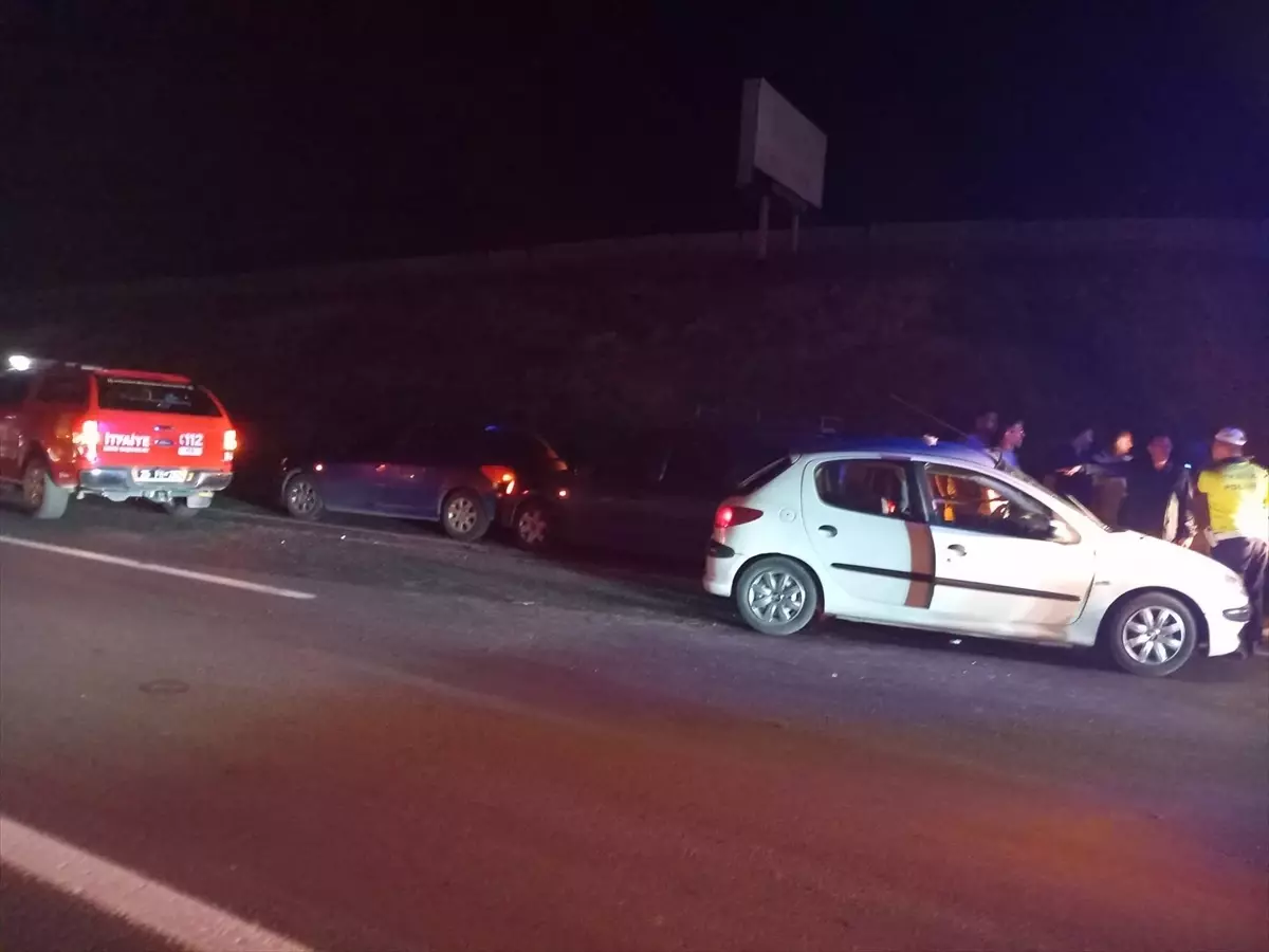 Erzurum\'da 5 aracın karıştığı trafik kazasında 8 kişi yaralandı