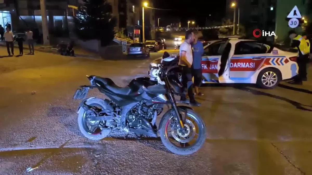 Hafif ticari araç ile motosiklet çarpıştı: 1\'i ağır 2 yaralı