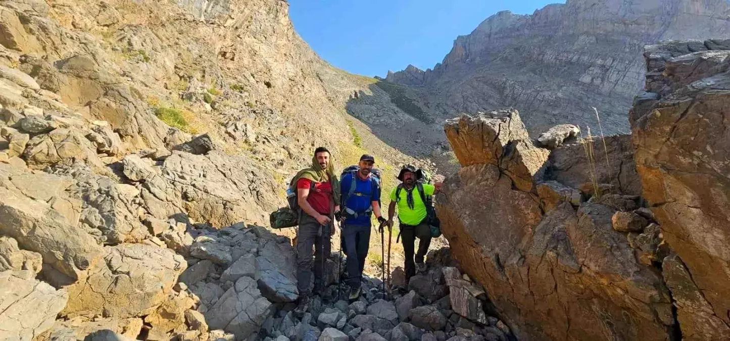 Hakkari\'de Genç İntiharlarına Dikkat Çekmek İçin Sümbül Dağı\'na Zirve Tırmanışı Düzenlendi