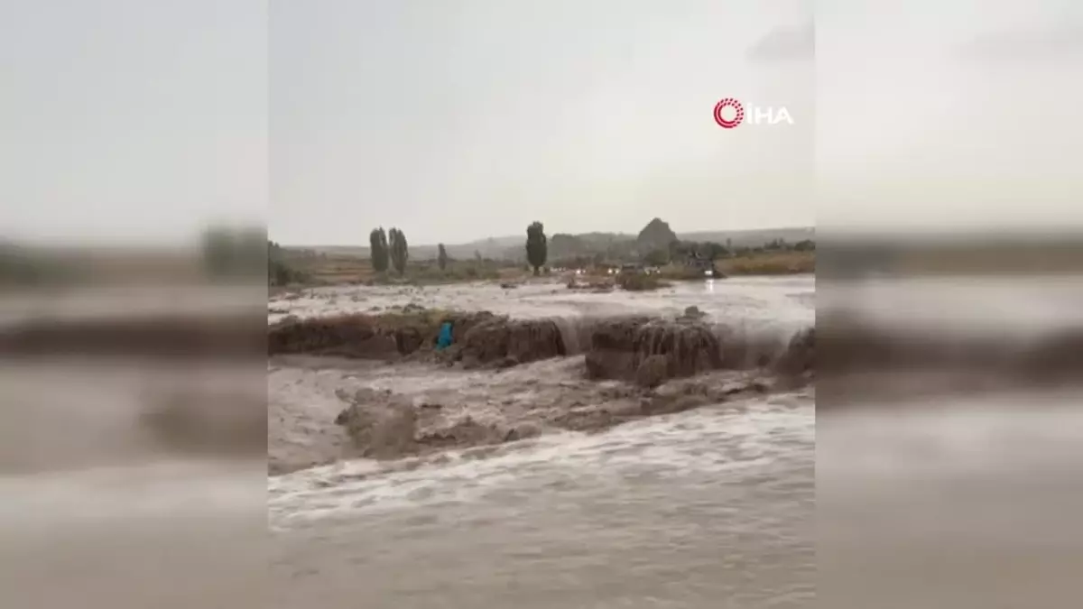 Kapadokya\'yı sel vurdu: Kopan kayalar 3 araçta hasara neden oldu
