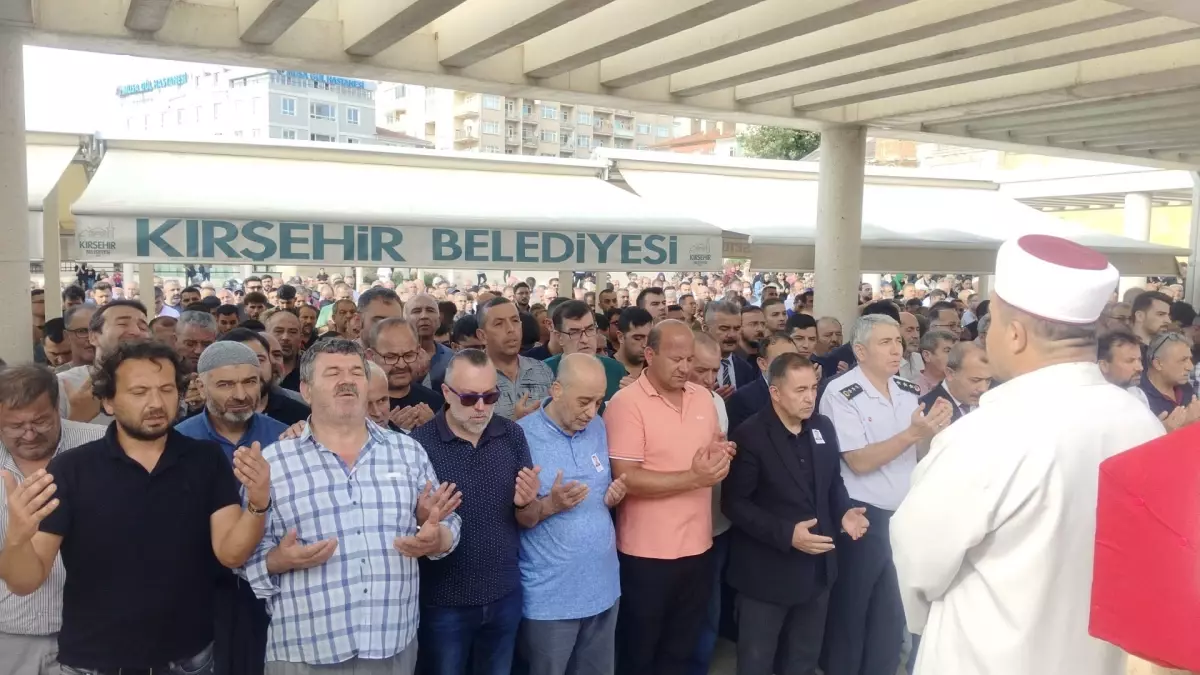 Erzincan\'da TIR ile taksinin çarpıştığı kazada hayatını kaybeden polis memuru ve ailesi son yolculuğuna uğurlandı