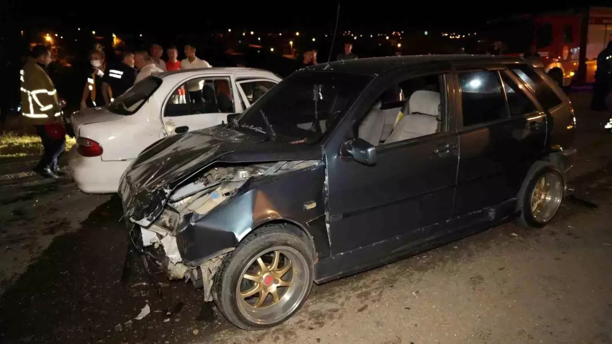 Kırıkkale\'de Otomobil Çarpışması: 3 Kişi Yaralandı