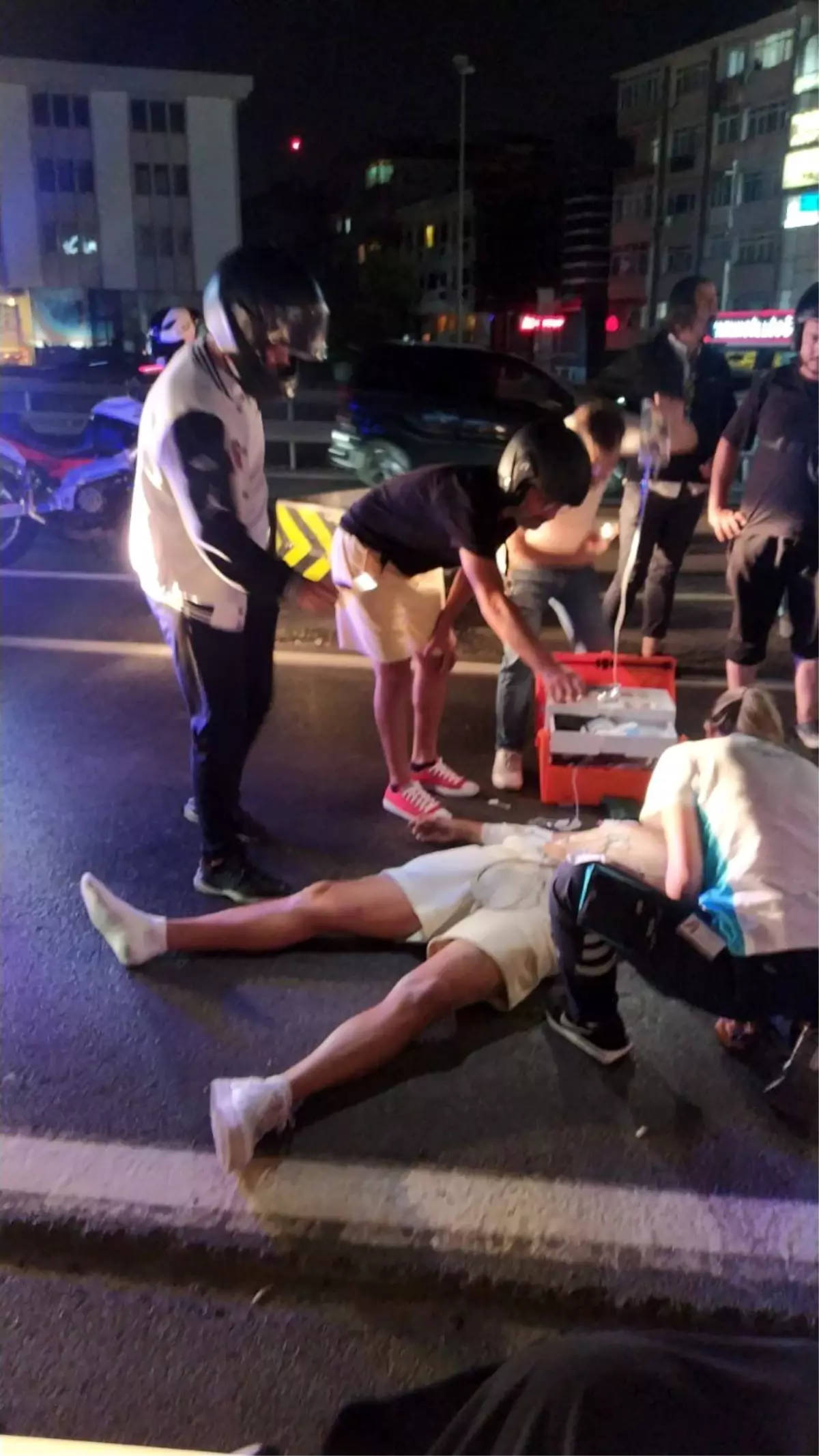 İstanbul Küçükçekmece\'de Motosiklet Kazası: Yaralılara Sağlık Ekipleri Müdahale Etti