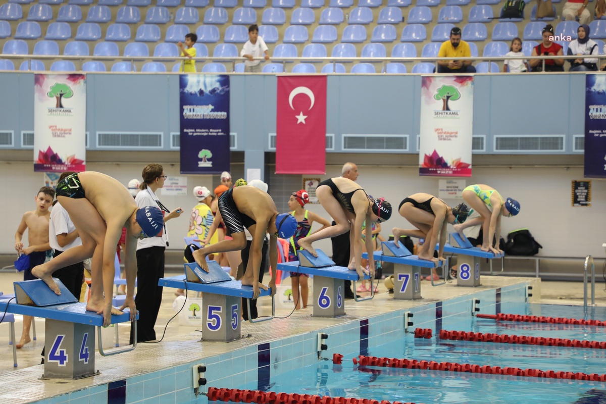 Şehitkamil Belediyesi 30 Ağustos Zafer Bayramı kutlamalarına yüzme yarışmalarıyla başladı