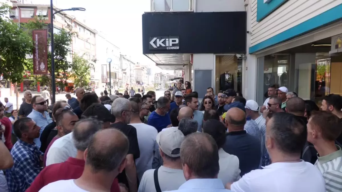 TOKİ Mağdurları Maltepe\'den Seslendi: "Mağdurlar Burada Murat Kurum Nerede?"